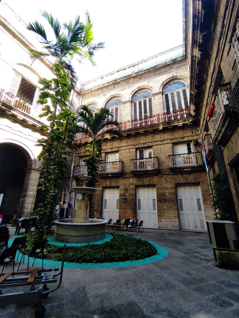 Innenhof des Instituts für die Geschichte Kubas mit Palme und Springbrunnen in der Mitte.