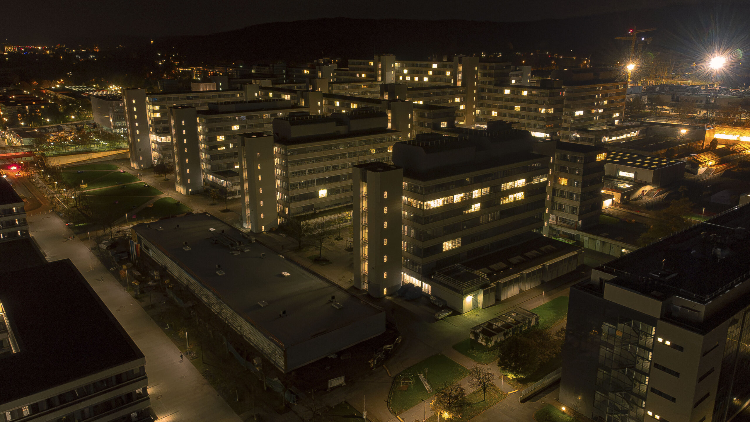 Luftaufnahme der Universität Bielefeld bei Nacht