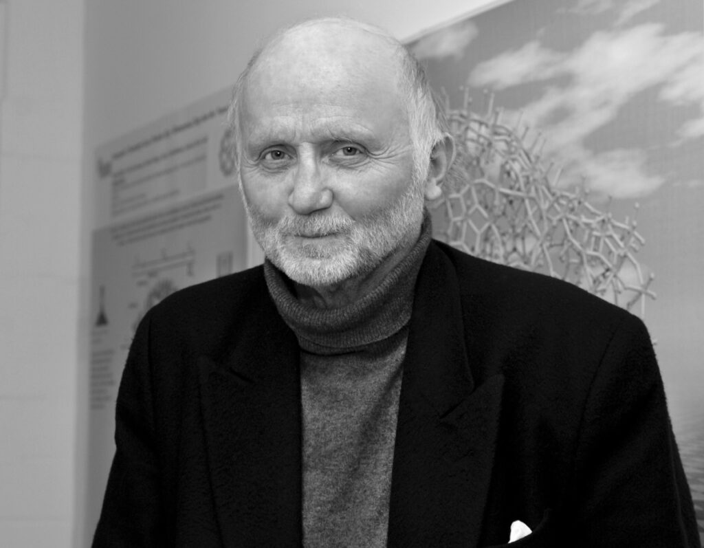 Schwarzweißfoto von Professor Dr. Achim Müller