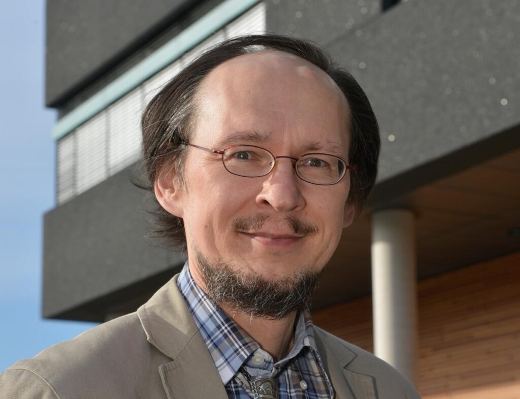 Professor Dr. Helge Ritter vor dem CITEC-Gebäude