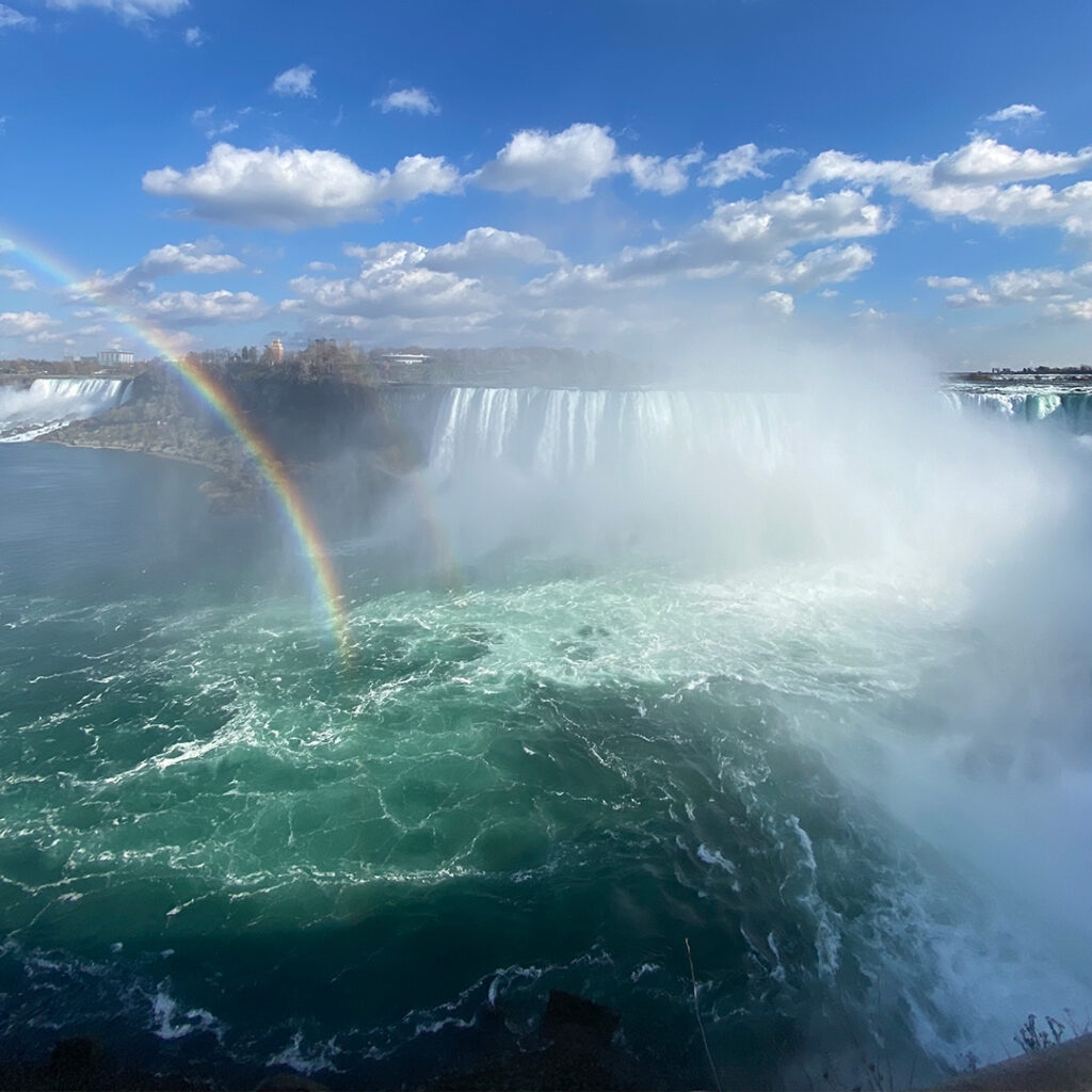 Ein Regenbogen über die Niagarafälle