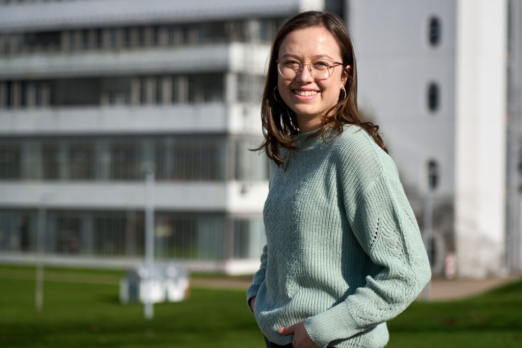 Annika Pütz vor der Universität Bielefeld
