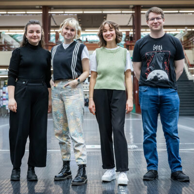 Clara Unkrig, Alexandra Lüüs, Natalie Butterwei und Simon Hilgers, in der Uni-Halle.