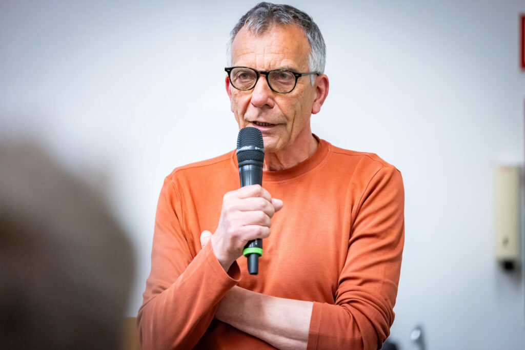 Gerhard Sagerer am Mikrofon.