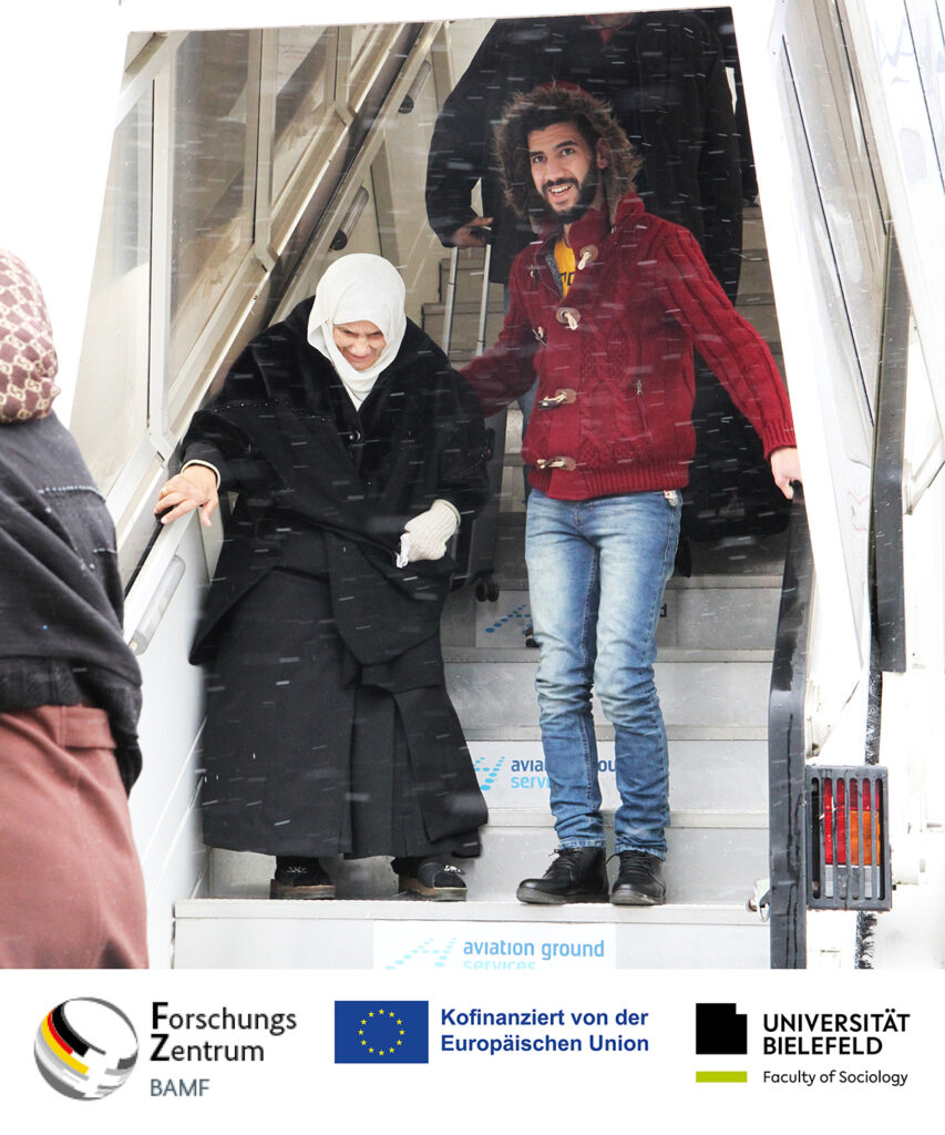 Ein Mann und eine Frau auf der Gangway eines Passagierflugzeugs