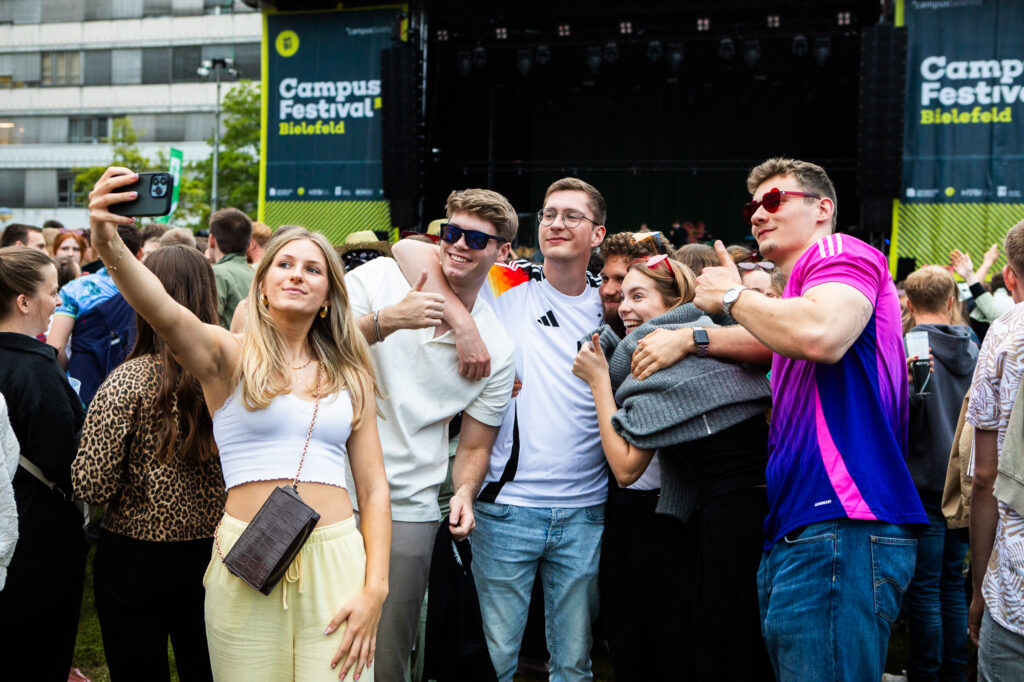 Festivalbesucher*innen machen ein Selfie.