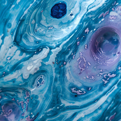 Blick auf blau eingefärbte Krebszellen durch ein Mikroskop