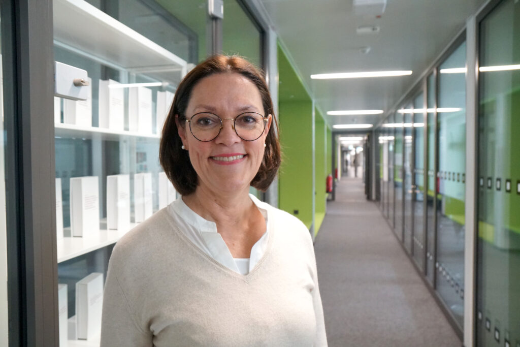 Bettina Brandt im X-Gebäude der Universität