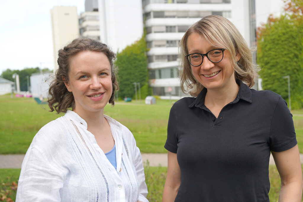 2023 setzten Marlene Pieper (links) und Professorin Dr. Michaela Vogt (rechts) auf der Wiese vor dem Universitätshauptgebäude