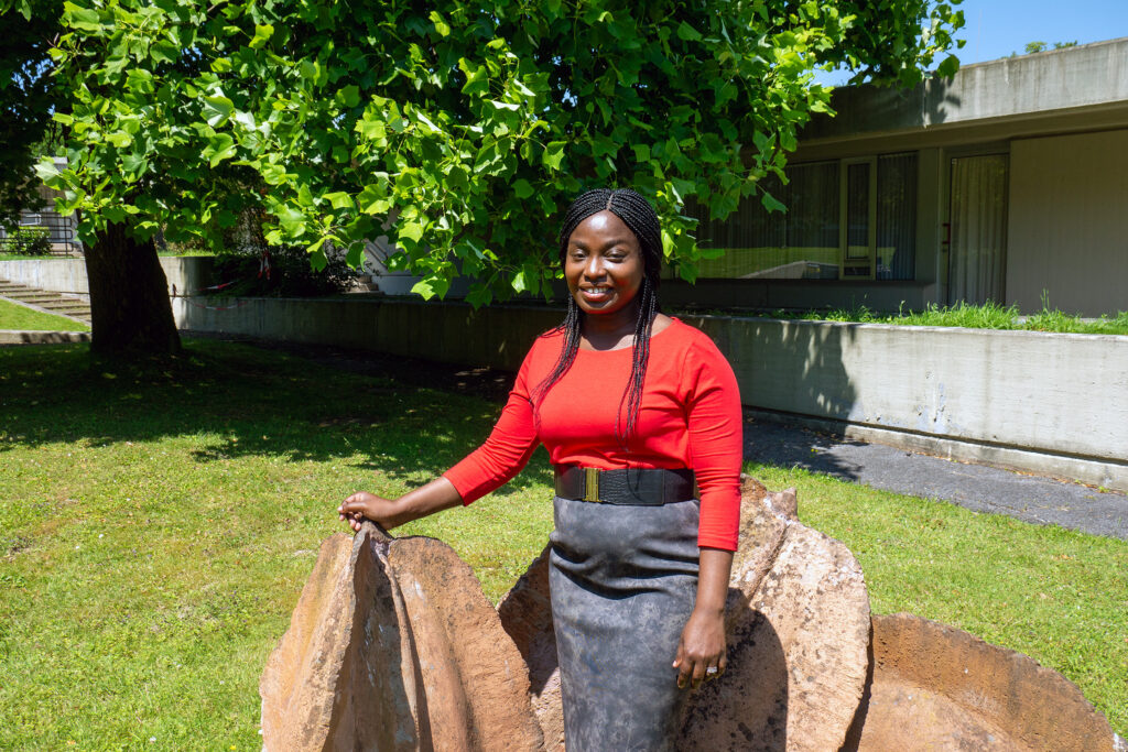 Dr. Deborah Bunmi Ojo mit Skulturen im ZiF-Garten.