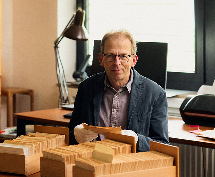 Johannes Schmidt im Büro vor dem Zettelkasten