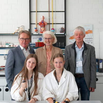 Prof. Dr. Jörn Kalinowski (CeBiTec), Claudia Holle (Osthushenrich-Stiftung) und Prof. Dr. Norbert Grotjohann (teutolab-biotechnologie) (hintere Reihe von links) mit Schülerinnen Rubina Rothenstein und Nieke Charlotte Sütfeld (vordere Reihe von links) im Labor.