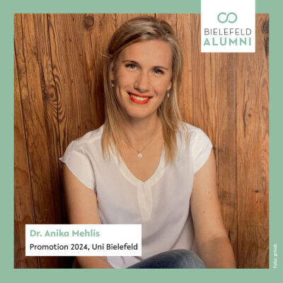 Porträtfoto von Anika Mehlis mit Text: "Dr. Anika Mehlis, Promotion 2024, Uni Bielefeld".