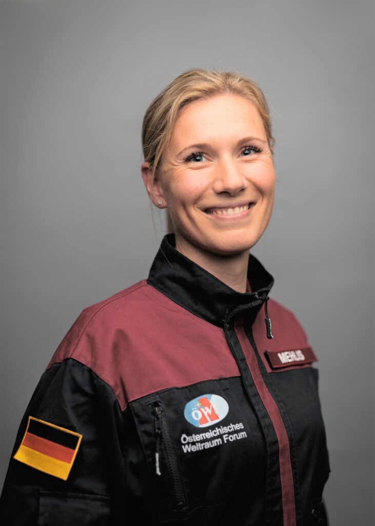 Anika Mehlis in Astronauten-Uniform.