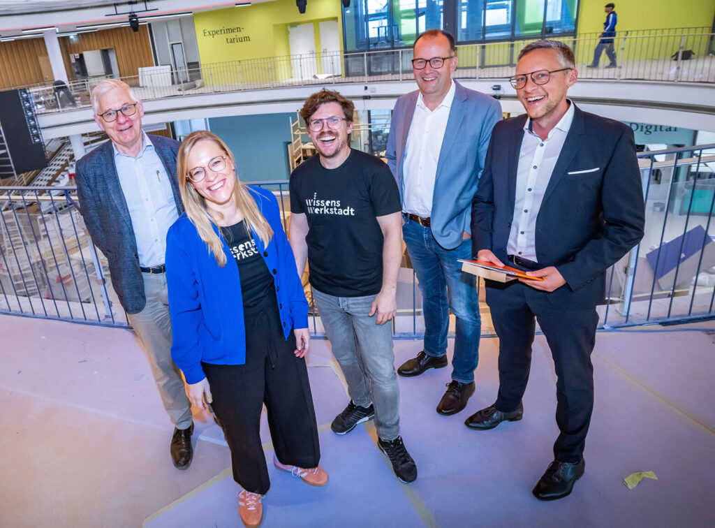 (v. l.) Walter Hauer (Hauer+Partner Architekten mbB), Gesa Fischer (Co-Leitung Wissenswerkstadt), Giovanni Fusarelli (Co-Leitung Wissenswerkstadt), Martin Knabenreich (Geschäftsführer Bielefeld Marketing) und Marcus Scharpenberg (Geschäftsführer GENO Immobilien GmbH)