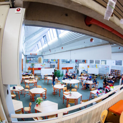 Sicht auf eine Ebene in der Laborschule, verzerrte Aufnahme mit Fisheye-Objektiv