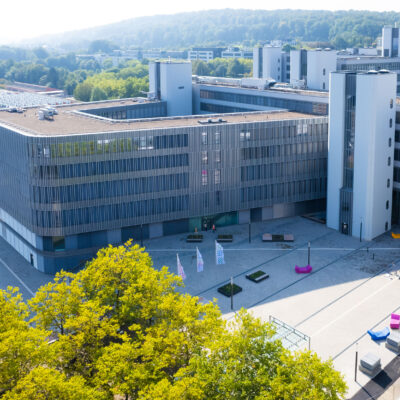 Der nun übergebende erste Bauabschnitt der Universität Bielefeld inklusive des Neubaus (vorne).