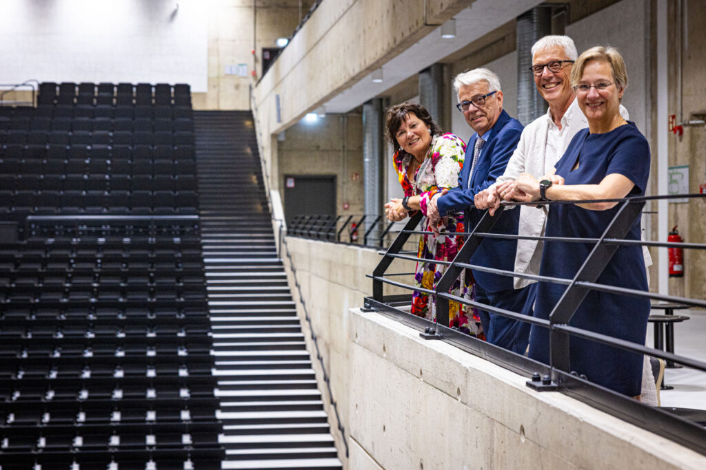 Im frisch sanierten Audimax im ersten Bauabschnitt des Universitätshauptgebäudes (v.l.): BLB NRW-Geschäftsführerin Gabriele Willems, BLB NRW-Niederlassungsleiter Wolfgang Feldmann, Dr. Stephan Becker, Kanzler der Universität Bielefeld, und Professorin Dr. Angelika Epple, Rektorin der Universität Bielefeld.