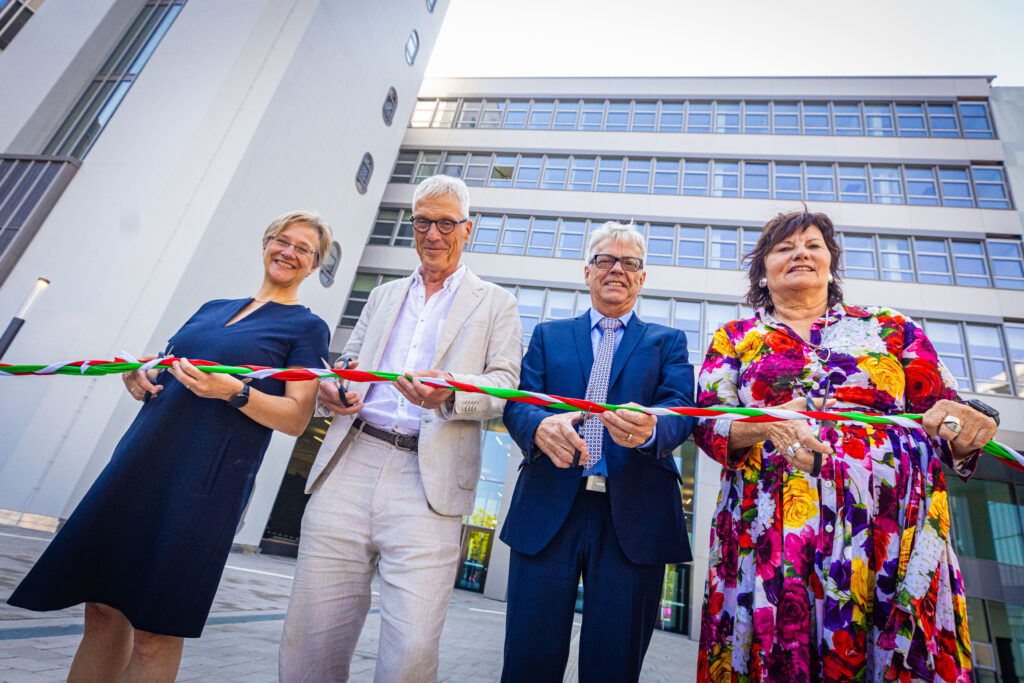 Durchschnitten bei der Übergabe gemeinsam ein symbolisches Band in den nordrhein-westfälischen Farben (v.l.): Professorin Dr. Angelika Epple, Rektorin der Universität, Dr. Stephan Becker, Kanzler der Universität, BLB NRW-Niederlassungsleiter in Bielefeld Wolfgang Feldmann und BLB NRW-Geschäftsführerin Gabriele Willems.