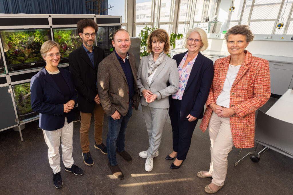 Freuen sich über die neue gemeinsame Stiftungsprofessur (v.l.): Professorin Dr. Angelika Epple, Rektorin Universität Bielefeld, Professor Dr. Volker Dürr, Dekan der Fakultät für Biologie, Stiftungsprofessor Dr. Claas Wegner, Dr. Martina Schwartz-Gehring, Vorstandsvorsitzende der Osthushenrich–Stiftung, Claudia Holle, Geschäftsführerin der Osthushenrich--Stiftung, Birgit Meier-Anwey, stellvertretende Vorstandsvorsitzende der Osthushenrich–Stiftung.