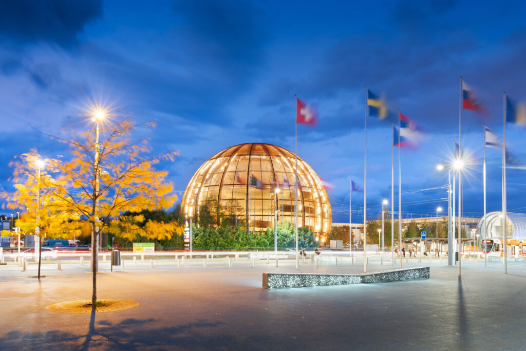 Das CERN Besucherzentrum zur blauen Stunde.