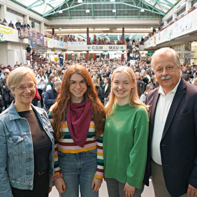 Begrüßten die neuen Studierenden in der Unihalle (v.l.): Rektorin Prof.‘in Angelika Epple, Jasmin Azari, Charlotte Schäfer (beide Allgemeiner Studierendenausschuss AStA) und Bürgermeister Andreas Rüther.