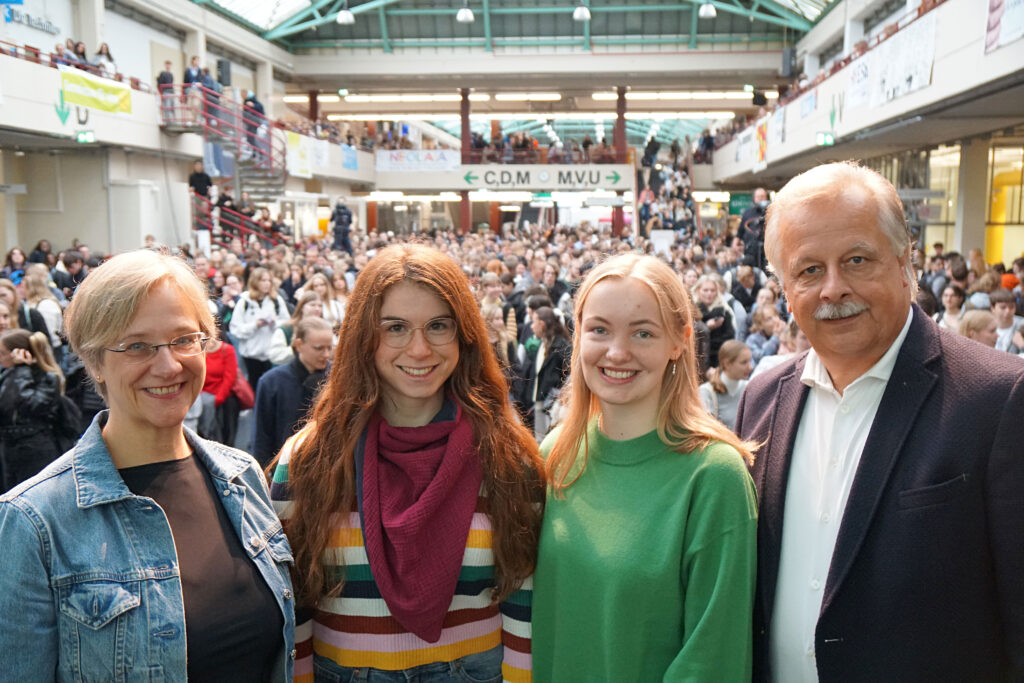 (v.l.): Rektorin Prof.‘in Angelika Epple, Jasmin Azari, Charlotte Schäfer (beide Allgemeiner Studierendenausschuss AStA) und Bürgermeister Andreas Rüther.