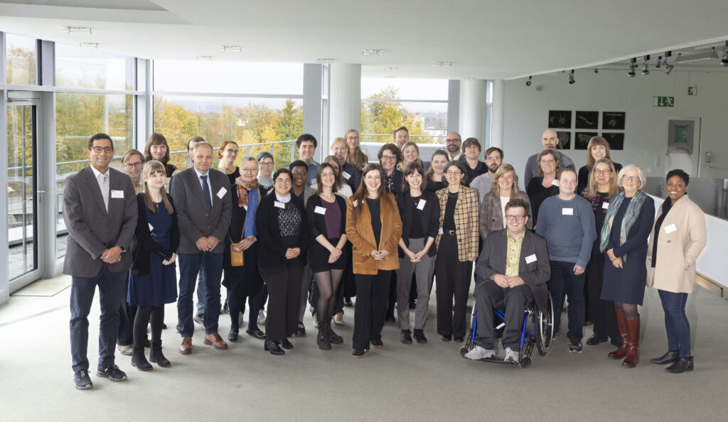 Gruppenfoto der Konferenzteilnehmer*innen