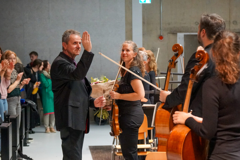 Generalmusikdirektor Alexander Kalajdzic hebt dankend die Hand.