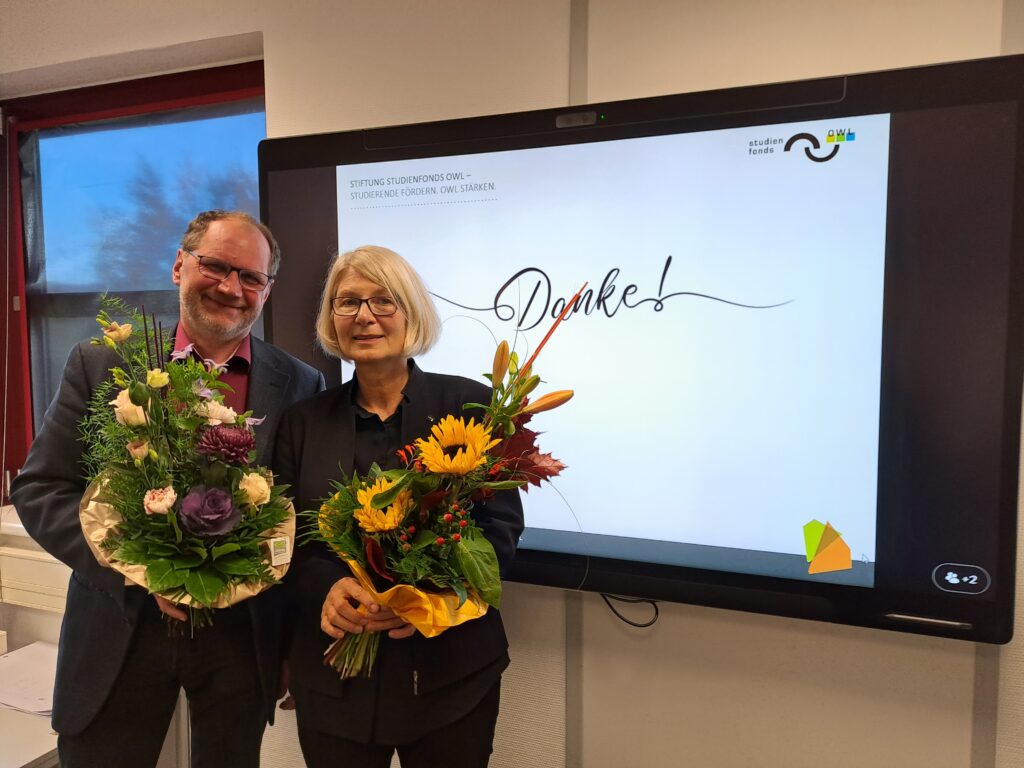 1) Prof. Dr. Ingeborg Schramm-Wölk und Prof. Dr. Thomas Grosse vor Tafel mit Danke