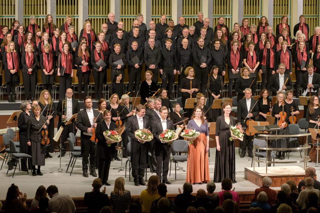 Universitätschor, Musiker und Solisten singen in der Oetker-Halle