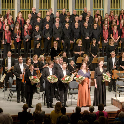 Universitätschor, Musiker und Solisten singen in der Oetker-Halle