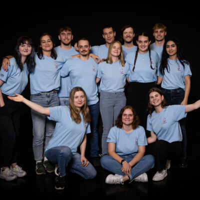 Gruppenbild der 13 iGEM-Team-Mitgliedern