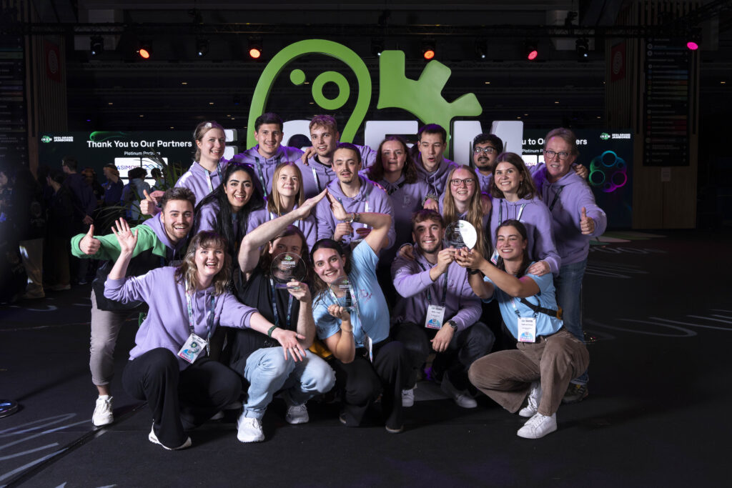 Gruppenbild der 13 Studierenden mit ihren iGEM-Preisen.