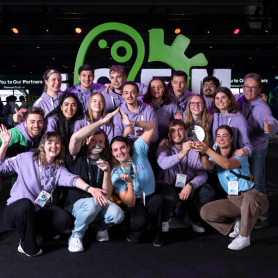 Gruppenbild der 13 Studierenden mit ihren iGEM-Preisen.