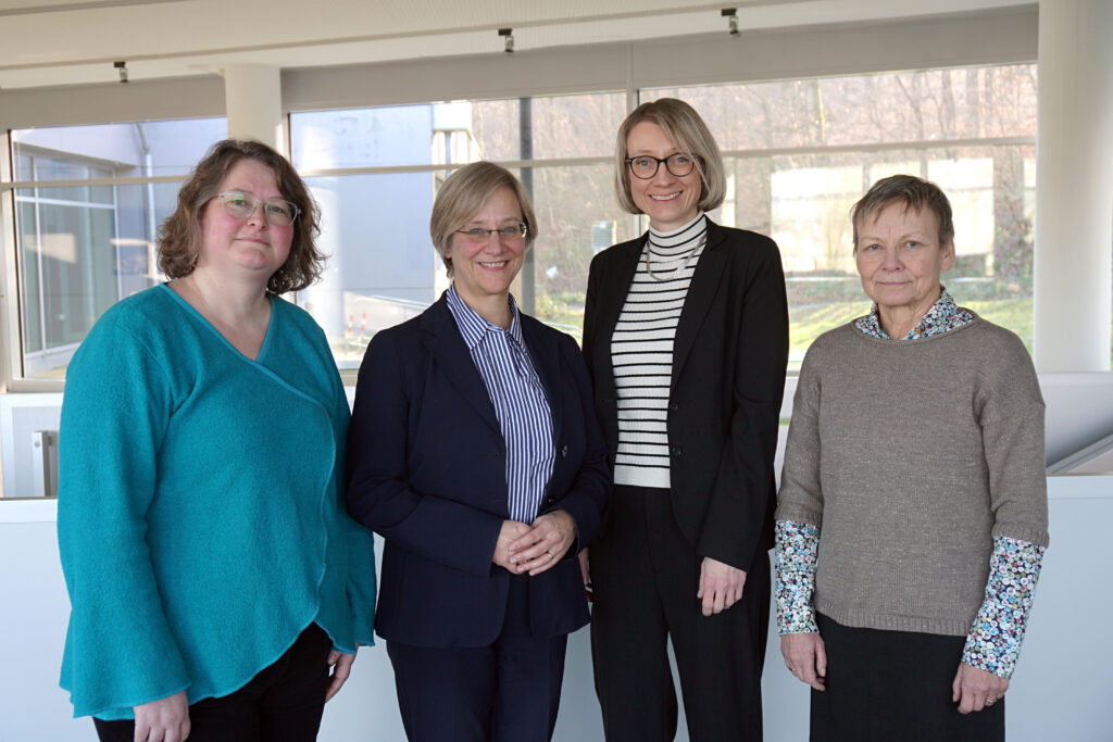 Professor Dr Michaela Vogt (2nd from right) is the new Vice-Rector for International Affairs, Diversity, and Society at Bielefeld University. She is being congratulated by the Chair of the Senate Professor Dr Silke Schwandt (left), Rector Professor Dr Angelika Epple, and the Chair of the University Council Professor Dr.-Ing. Sabine Kunst (right).