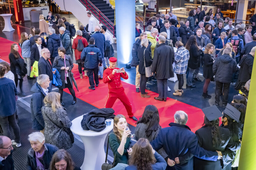 Tag für Absolvent*innen 2024, Personen in der Uni-Halle