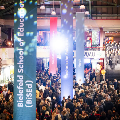 Tag für Absolvent*innen in der Uni-Halle