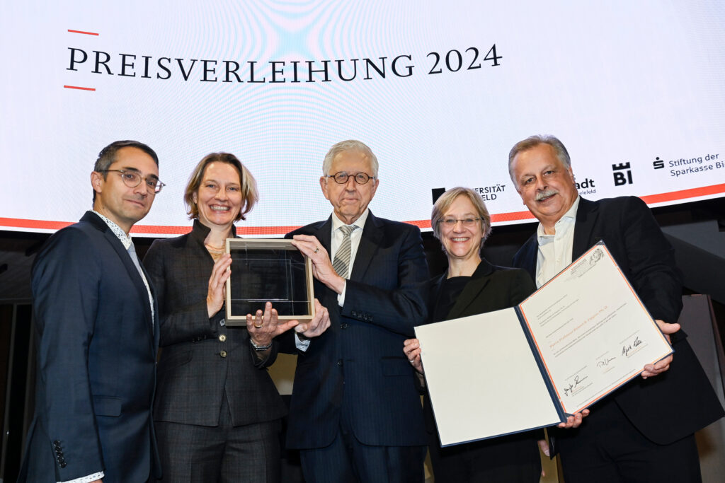 Laudator Prof. Dr. Thomas Khurana, Jennifer Erdmann, Prof. Robert B. Pippin, Rektorin Angelika Epple und Bürgermeister Andreas Rüther (v.l.) 