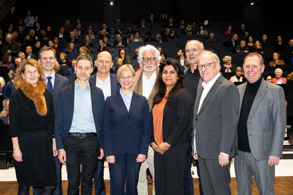 Die Gastgeberin Abends Rektorin Professorin Dr. Angelika Epple (Mitte) mit Professorin Dr. med. Claudia Hornberg, Laudatorin des Jörg Schwarzbich Inventor-Preises, Professor Dr. med. Thorsten Kaiser (Preisträger Schwarzbich-Award), Professor Dr. Meron Mendel (Festredner),  Dr. phil. nat. René Staritzbichler (Preisträger Schwarzbich-Award), Jörg Schwarzbich (Stifter und Namensgeber Schwarzbich-Award), Saba-Nur Cheema (Festrednerin), Herbert Vogel (Universitätsgesellschaft), Pit Clausen (Oberbürgermeister Stadt Bielefeld) und Michael Geis (Stifter Schwarzbich-Award) (v.l.n.r.)