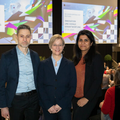 Professorin Dr. Angelika Epple (Mitte) mit den zwei Festredner*innen Professor Dr. Meron Mendel (l.) und Saba-Nur Cheema (r.).