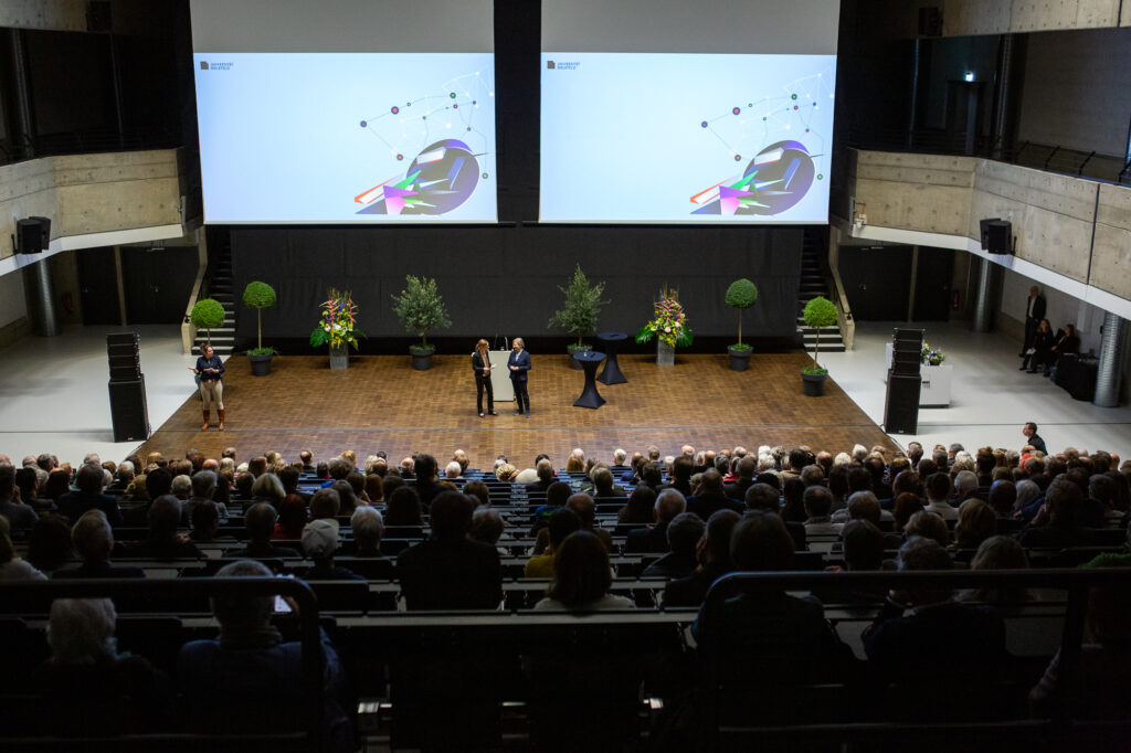 Rund 450 geladene Gäste folgten der Einladung von Rektorin Professorin Dr. Angelika Epple zum ersten Neujahrsempfang im renovierten Audimax.