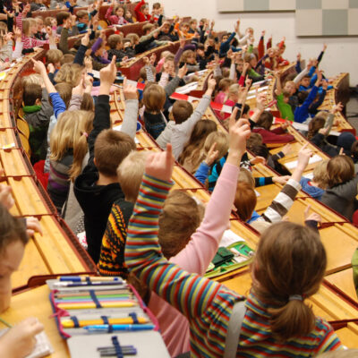 Kinder im Hörsaal