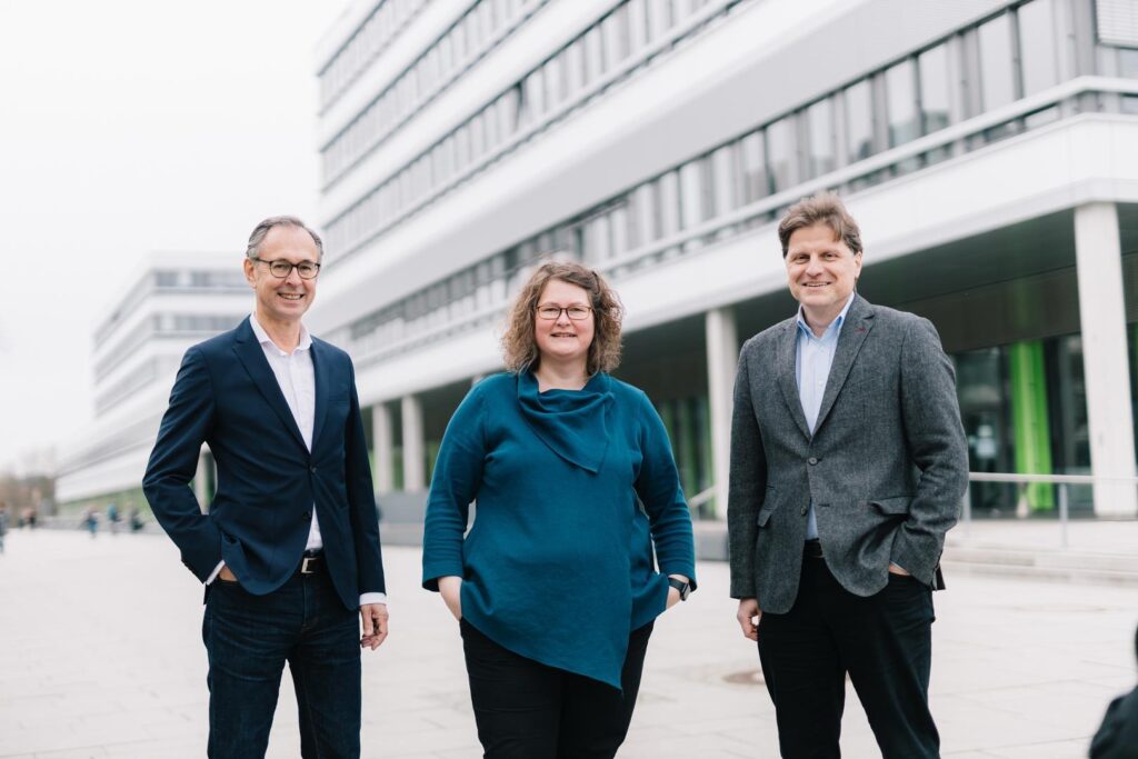 Professor Dr. Andreas Zick, Professor Dr. Silke Schwandt und Professor Dr. Herbert Dawid stehen vor dem Gebäude X der Universität Bielefeld