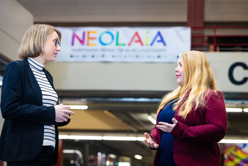 Amelie Labusch and Michaela Vogt standin in the central uni hall and talking.