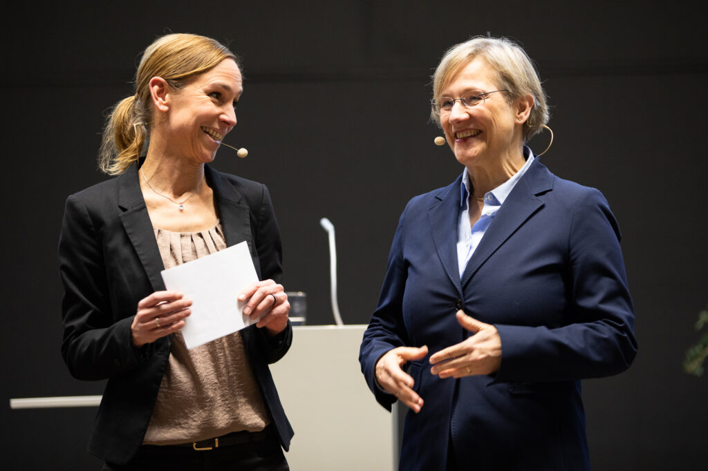 Moderatorin Ulrike Brandt-Bohne (l.) führte durch den Abend mit der Gastgeberin Angelika Epple.