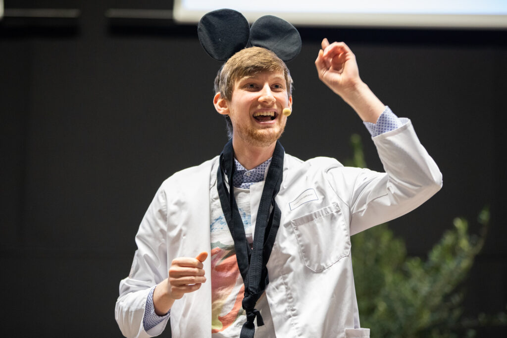 Julian Neugebauer, erfolgreicher Fame Lab-Teilnehmer aus dem Jahr 2024 und Doktorand der Universität, bei seinem Kurzauftritt dazu, wie Stress sich auf die Stimme auswirkt.