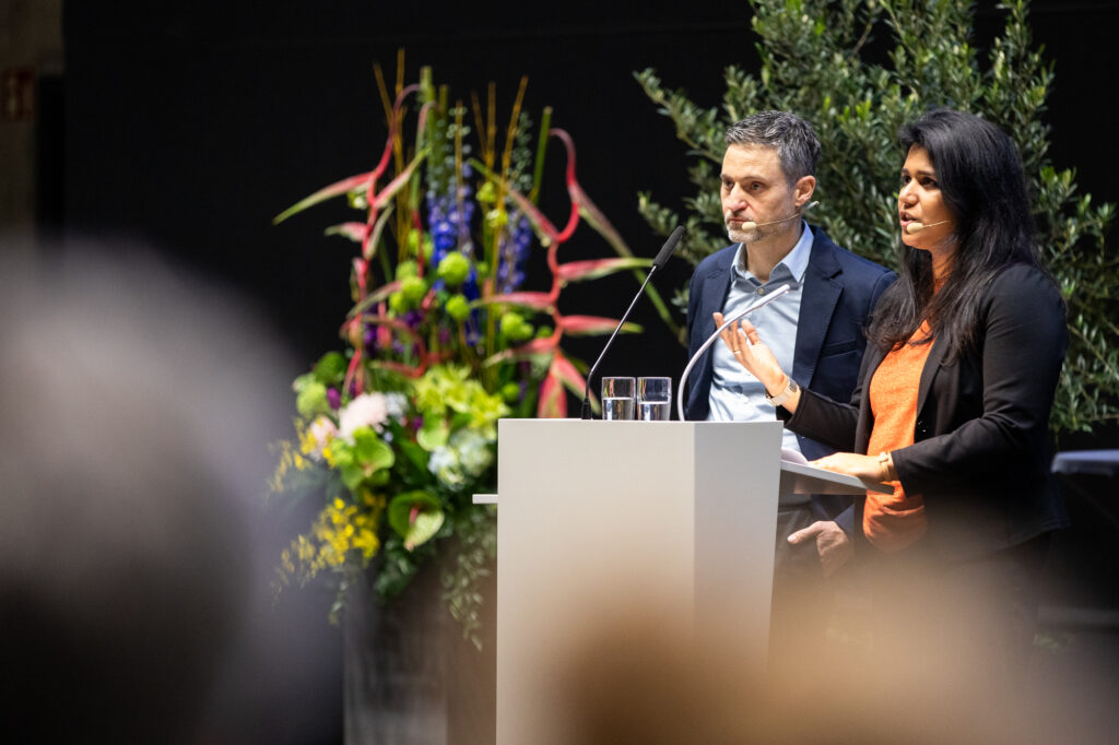 Professor Dr. Meron Mendel (l.) und Saba-Nur Cheema (r.) bei ihrem gemeinsamen Festvortrag: Es brauche weiterhin Räume für Auseinandersetzung mit der Bereitschaft Widerspruch auszuhalten - solche Räume könnten Universitäten bieten.