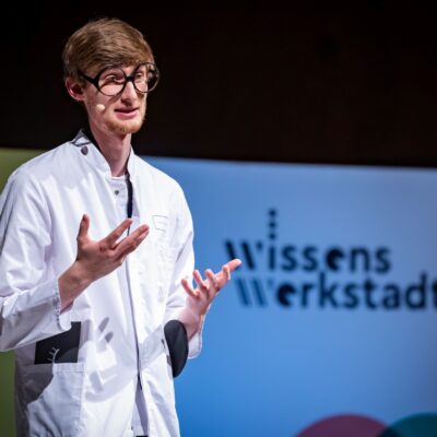 Julian Neugebauer beim Deutschlandfinale von FameLab im Jahr 2024.