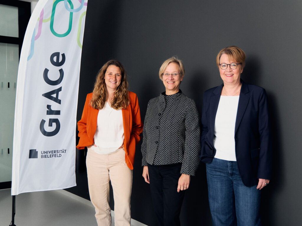 v.l. Dr. Jana Steffmann, strategische Leitung des GrACe, Professorin Dr. Angelika Epple, Rektorin der Universität Bielefeld und Dr. Uta Walter, ständige Vertretung der Leitung des GrACe